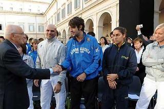 Il Presidente Giorgio Napolitano con alcuni campioni olimpionici in occasione dell'apertura dell'anno scolastico