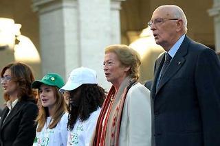 Il Presidente Giorgio Napolitano e la moglie Clio tra i ragazzi delle scuole di ogni parte d'Italia, durante l'esecuzione dell'Inno Nazionale