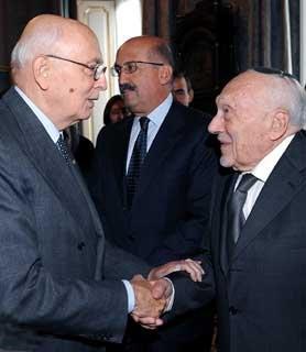 Il Presidente Giorgio Napolitano saluta l'ex Rabbino Capo Elio Toaff in occasione dell'incontro con la Comunità Ebraica di Roma