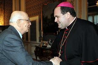 Il Presidente Giorgio Napolitano accoglie nel suo studio al Quirinale S.Em. Rev.ma Mons. Mauro Parmeggiani, nuovo Vescovo di Tivoli