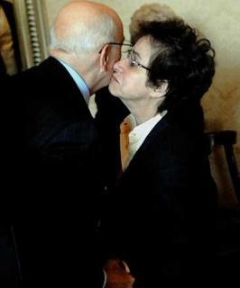 L'affettuoso incontro del Presidente Giorgio Napolitano con la vedova del Prof. Leopoldo Elia