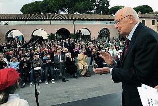 Il Presidente Giorgio Napolitano con i vincitori del concorso &quot;Immagini pe la Terra&quot; nell'ambito della &quot;Festa d'Autunno&quot;