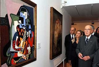 Il Presidente Giorgio Napolitano durante la visita in anteprima alla Mostra &quot;Picasso 1917-1937. L'arlecchino e dell'Arte&quot;