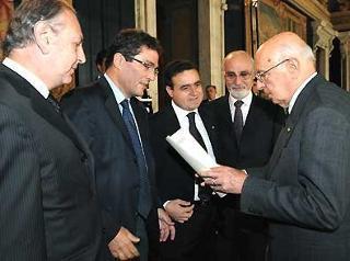 Il Presidente Giorgio Napolitano riceve la &quot;Carta di Roma&quot; da Lorenzo del Boca, Presidente dell'Ordine dei Giornalisti e della FNSI, durante la celebrazione della Giornata dell'Informazione