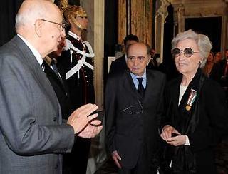 Il Presidente Giorgio Napolitano dopo aver consegnato la Medaglia d'Oro al Merito Civile alla Memoria di Ilaria Alpi e Miran Hrovatin alla madre di Ilaria Signora Luciana Riccardi
