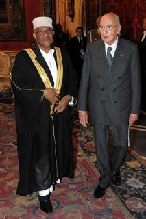 Il Presidente Giorgio Napolitano con l'Ambasciatore dell'Unione delle Comore S.E. Soulaimana Mohamed, in occasione della presentazione delle Lettere Credenziali