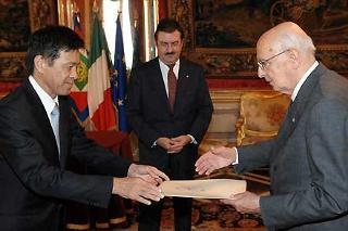 Il Presidente Giorgio Napolitano con l'Ambasciatore del Giappone S.E. Hiroyasu Ando, in occasione della presentazione delle Lettere Credenziali