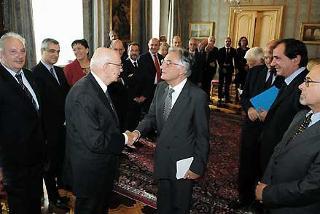 Il Presidente Giorgio Napolitano con Giovanni Giacobbe, Presidente del Forum delle Associazioni Familiari con una delegazione di partecipanti, al termine dell'incontro