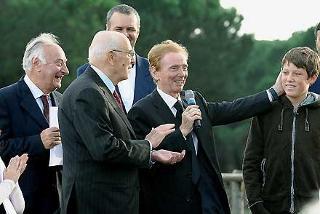Il Presidente Giorgio Napolitano, con G. Pollice, Pres. di Green Cross e Bevilacqua, plaude Marc Tosi, il giovane dodicenne che ha partecipato alla missione sui ghiacciai del Polo Nord - Festa Autunno