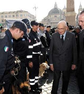 Il Presidente Giorgio Napolitano alla Festa del Corpo Forestale dello Stato, osserva le Unità cinofile "Cani con le Stellette" premiate nell'occasione