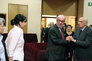 Il Presidente Giorgio Napolitano in visita alla salma di Vittorio Foa, nella sede della CGIL, saluta i familiari dell'illustre Uomo politico