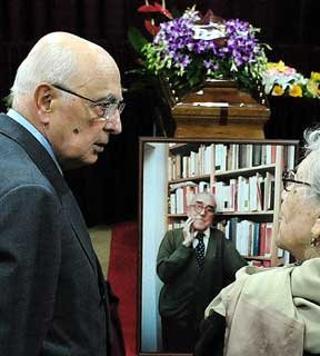 Il Presidente Giorgio Napolitano nella sede della CGIL, rende omaggio alla salma di Vittorio Foa