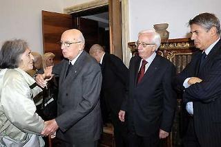 Il Presidente Giorgio Napolitano saluta la Vedova di Giuliano Procacci, in occasione della Commemorazione all'Università degli Studi &quot;La Sapienza&quot;, con il Rettore R. Guarini e il Vicario L. Frati