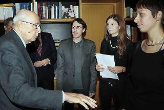 Il Presidente Giorgio Napolitano con una delegazione di studenti dell'Università &quot;La Sapienza&quot;