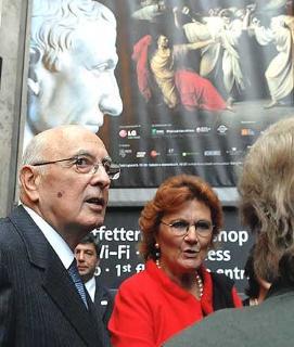 Il Presidente Giorgio Napolitano con Patrizia de Marco, Presidente del Centro Culturale Internazionale, in occasione della visita alla Mostra su Giulio Cesare. L'uomo, le imprese il mito