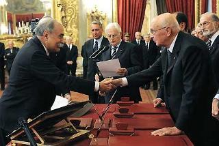 Il Presidente Giorgio Napolitano si congratula con il nuovo Giudice della Corte costituzionale Giuseppe Frigo, in occasione della cerimonia di giuramento