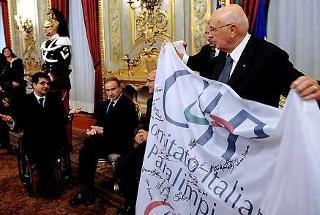 Il Presidente Giorgio Napolitano con la Bandiera dei Giochi Paralimpici di Pechino autografata dagli atleti vincitori di medaglie e donata al Capo dello Stato nel corso della cerimonia di premiazione