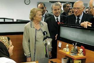 Il Presidente Giorgio Napolitano con la moglie Clio visita uno dei Laboratori di restauro dei manoscritti antichi