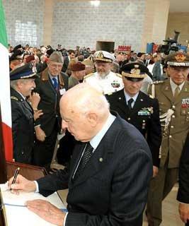 Il Presidente Giorgio Napolitano firma l'Albo d'Onore in occasione della cerimonia nazionale di commemorazione del 66° anniversario della battaglia di El Alamein
