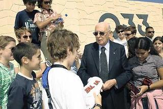 Il Presidente Giorgio Napolitano con un gruppo di studenti del &quot;Leonardo da Vinci&quot; del Cairo, durante la visita alla postazione &quot;Quota 33&quot;