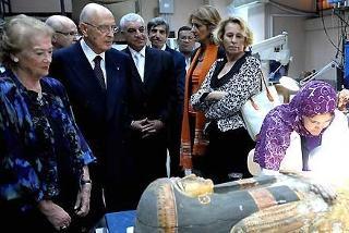 Il Presidente Giorgio Napolitano con la moglie Clio, il Sottosegretario S. Craxi ed il Segr. Gen. del Supremo Consiglio delle Antichità, Zahi Hawass, durante la visita Laboratorio Italiano di restauro