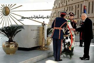 Il Presidente Giorgio Napolitano rende omaggio alla tomba del Presidente Sadat