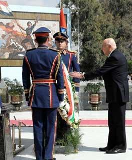 Il Presidente Giorgio Napolitano depone una corona al Monumento del Milite Ignoto