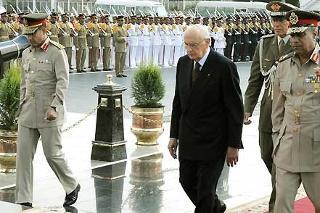 Il Presidente Giorgio Napolitano all'arrivo davanti al Monumento ai Caduti per rendere omaggio al Milite Ignoto ed alla tomba del Presidente Sadat