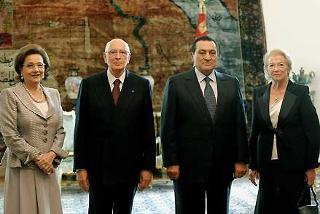 I Presidenti Napolitano e Mubarak con le ripettive Consorti a Palazzo Presidenziale, subito dopo le dichiarazioni alla stampa