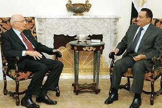 Il Presidente Giorgio Napolitano con il Presidente della Repubblica Araba d'Egitto Hosny Mubarak durante il colloquio di commiato prima della Partenza per l'Italia