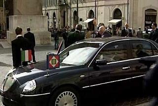 Il Presidente Giorgio Napolitano risponde al saluto degli studenti in Piazza Montecitorio