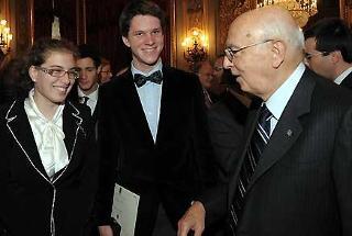 Il Presidente Napolitano con due degli Alfieri M. Conte di Varese e L. Gentile della Provincia di Trapani, nella cerimonia di consegna delle insegne di Cavalieri dell'Ordine &quot;Al Merito del Lavoro&quot;