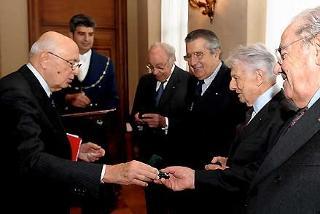 Il Presidente Giorgio Napolitano con i Cavalieri del Lavoro con 25 anni di anzianità, Carni, De Benedetti, Maglione e Riello, premiati a margine della cerimonia per nuovi Cavalieri