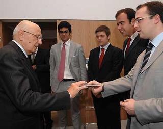 Il Presidente Giorgio Napolitano con una rappresentanza di studenti dell'Università Bocconi durante la consegna di una lettera