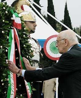 Il Presidente Giorgio Napolitano rende omaggio al Sacrario Militare, in occasione del Giorno dell'Unità Nazionale e della Festa delle Forze Armate