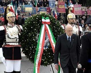 Il Presidente Giorgio Napolitano durante la deposizione di una corona d'alloro al Sacrario Militare, in occasione del Giorno dell'Unità Nazionale e della Festa della Forze Armate