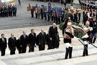 Il Presidente Giorgio Napolitano accompagnato dai Presidenti degli Organi Costituzionali e dal Ministro della Difesa, ascende la Scalea del Vittoriano per rendere omaggio al Milite Ignoto
