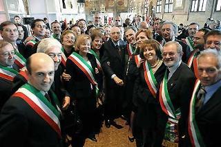 Il Presidente Giorgio Napolitano tra i Sindaci dei Comuni della Provincia nel Salone del Palazzo della Ragione