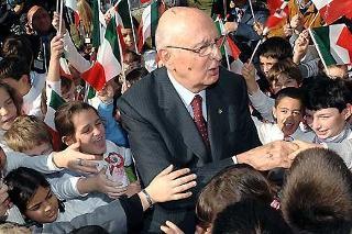 Il Presidente Giorgio Napolitano tra i ragazzi delle scuole al suo arrivo a Villa Giusti