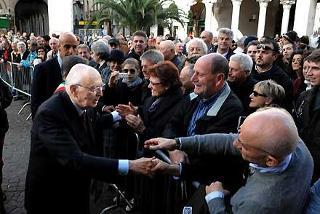 Il Presidente Giorgio Napolitano tra la gente al suo arrivo in Comune