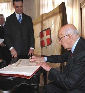 Il Presidente Giorgio Napolitano pone la sua firma sul Libro d'Onore, nel Salone di Villa Giusti in cui è avvenuta la firma dall'armistizio