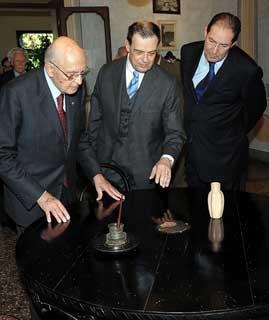 Il Presidente Giorgio Napolitano osserva il tavolo posto nel Salone di Villa Giusti in cui è avvenuta la firma dall'armistizio