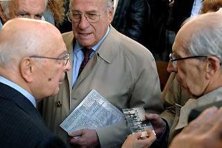 Il Presidente Giorgio Napolitano mostra una foto che lo ritrae insieme ai compagni di classe del Liceo-Ginnasio &quot;Tito Livio&quot;