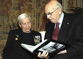 Il Presidente Giorgio Napolitano con Maria Pia Fanfani, osserva il catalogo delle opere del Senatore Amintore Fanfani.