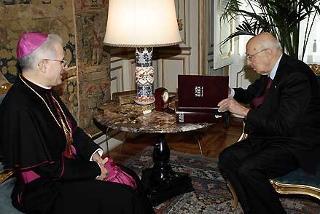 Il Presidente Giorgio Napolitano con Mons. Mariano Crociata, Segretario generale della Conferenza Episcopale Italiana durante i colloqui