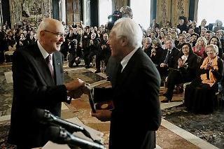 Il Presidente Giorgio Napolitano con Giorgio Armani in occasione della celebrazione della &quot;Giornata dello Spettacolo&quot;