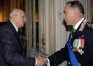 Il Presidente Giorgio Napolitano accoglie nel suo studio Gianfrancesco Siazzu, nuovo Comandante Generale dell'Arma dei Carabinieri.