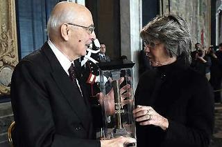 Il Presidente Giorgio Napolitano riceve il Premio &quot;ETI&quot;. Gli Olimpionici del Teatro&quot; da Laura Barbiani, Presidente del Teatro Stabile del Veneto, in occasione della Giornata dello Spettacolo