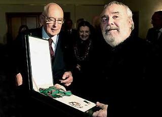 Il Presidente con il Maestro G. Gelmetti al quale ha consegnato le insegne di Cav. di Gran Croce dell'O.M.R.I. nel corso della rappresentazione del "Der Rosenkavali di Richard Strauss
