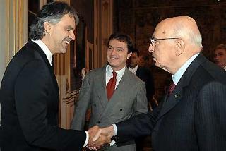 Il Presidente Giorgio Napolitano accoglie, nel suo studio, Andrea Bocelli